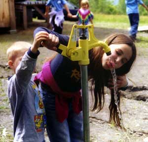 kids at water faucet